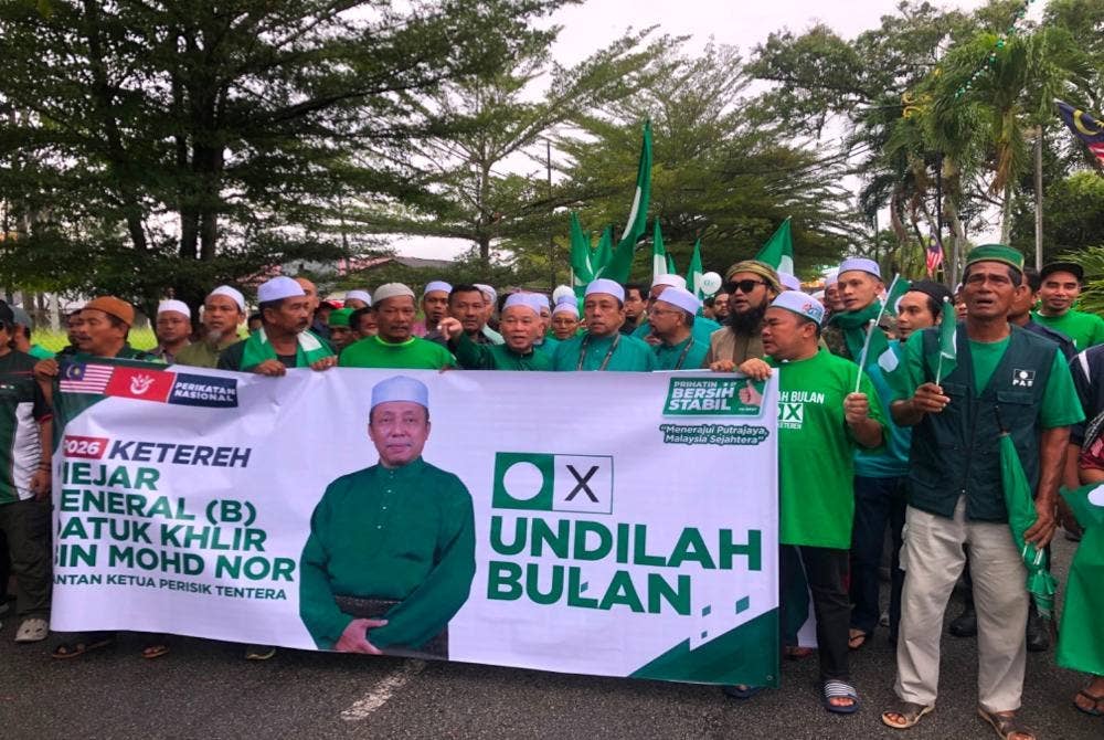 Khlir (tengah) bersama penyokong-penyokong Pas berarak di pusat penamaan calon pada Sabtu.