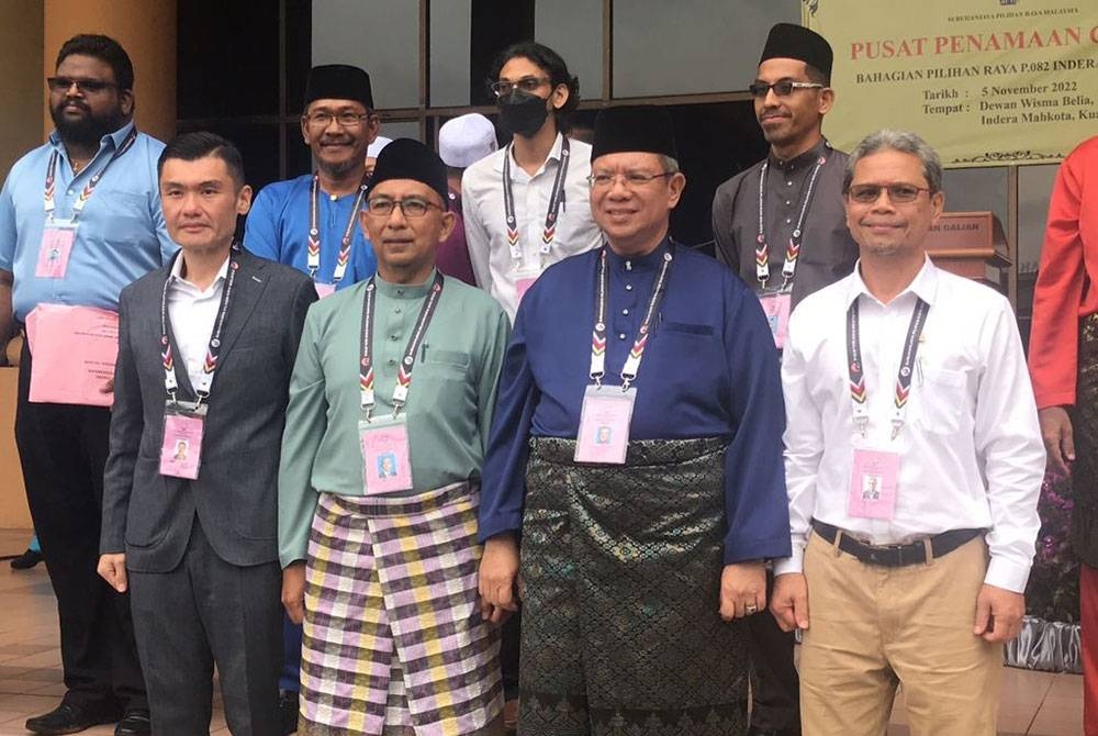 Tai Song (kiri), Zuraidi (dua kanan) Saifuddin (tengah) dan Mohamad (kiri) masing-masing berentap untuk merebut kerusi Indera Mahkota.