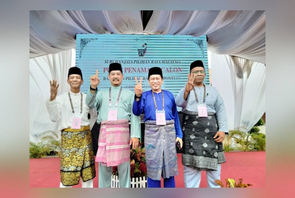 Ahmad Maslan (dua dari kanan) bersama tiga lagi calon iaitu Jamaludin (kiri), Isa (dua dari kiri) dan Shazwan (kanan) pada majlis penamaan calon Parlimen Pontian di Dewan Jubli Intan Pontian pada Sabtu.