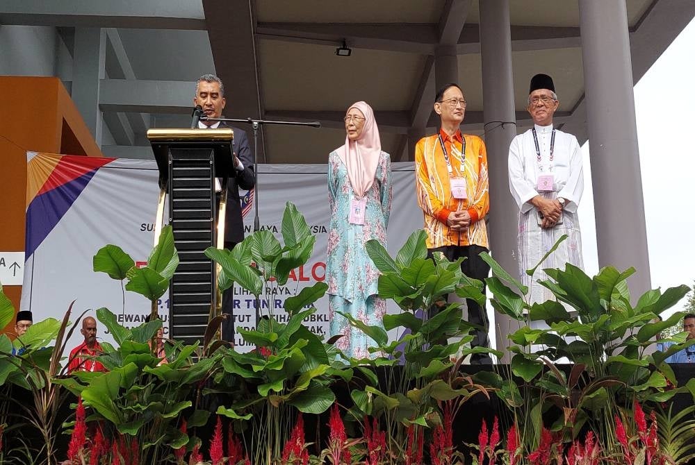 Pegawai Pengurus Pilihan Raya Bandar Tun Razak, Mohammad Amim (kiri) mengesahkan pertembungan tiga penjuru di kerusi itu membabitkan Dr Wan Azizah, Yin Keen dan Kamarudin.