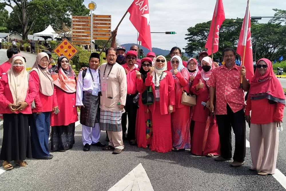 Latipah (enam dari kanan) bersama penyokong PH yang hadir memberi sokongan ke Pusat Penamaan Calon Parlimen Sik pada Sabtu.