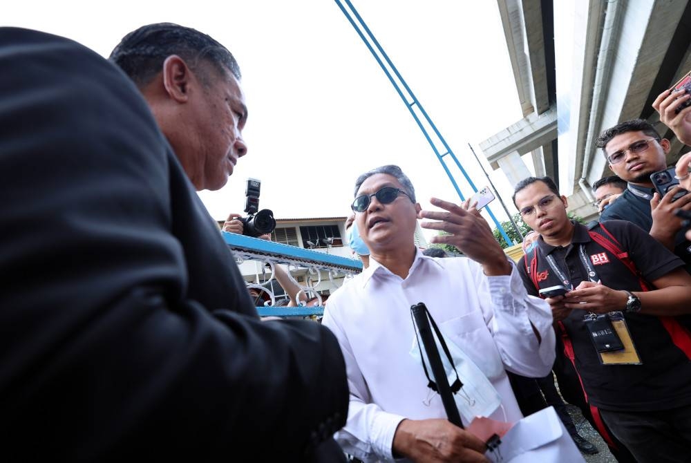 Habib Bourguiba (dua dari kanan) dihalang Pegawai Pengurus Pilihan Raya P119 Titiwangsa, Firdausz Said memasuki Pusat Penamaan Calon Parlimen Titiwangsa di SMK Aminuddin Baki hari ini. - Foto Bernama