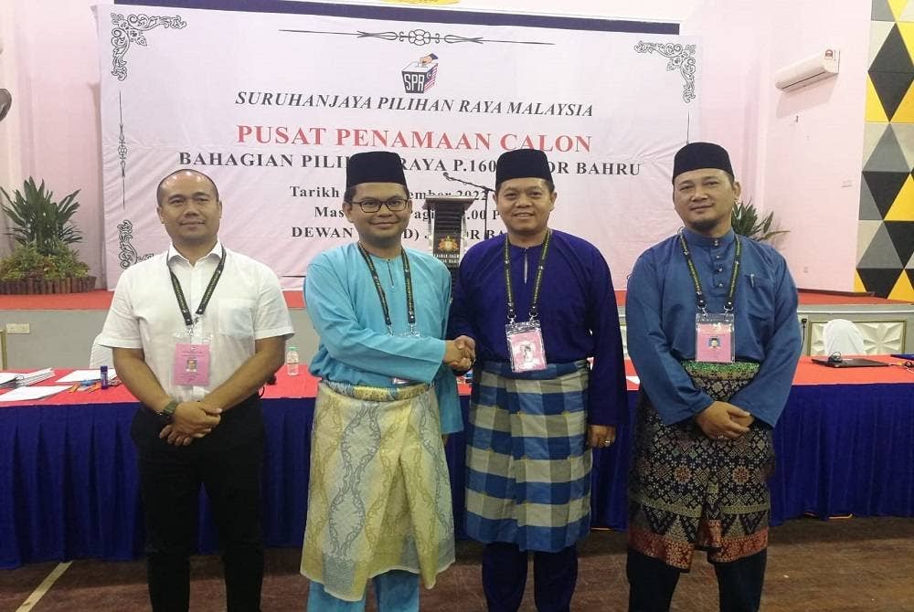 Dari kiri; Mohd Akhiri, Akmal Nasrullah, Johan Arifin dan Mohd Mohtah selepas diumumkan secara rasmi sebagai calon di kerusi Parlimen Johor Bahru di Dewan JKR Larkin, Johor Bahru pada Sabtu.