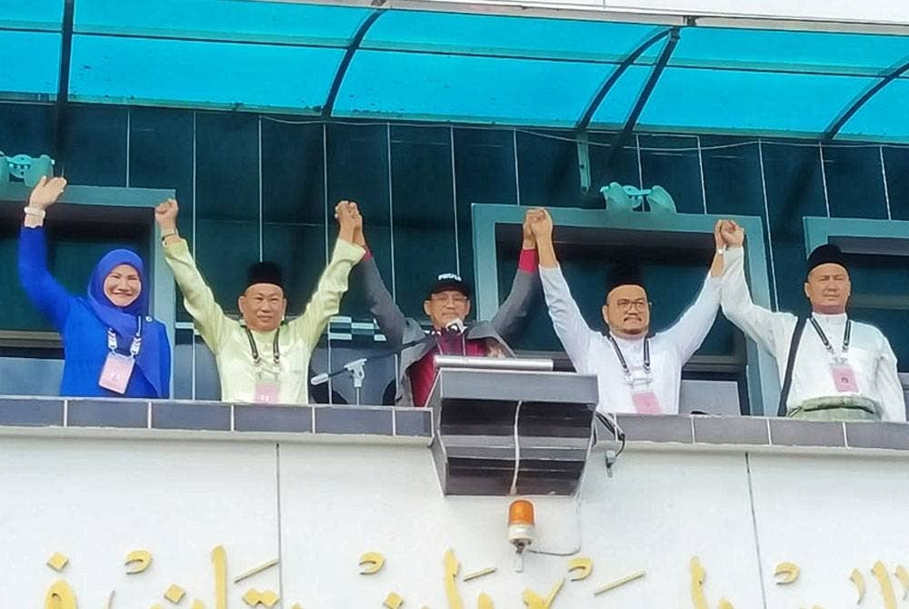 Keempat-empat calon bergambar bersama Pengurus Pilihan Raya Parlimen Pendang, Ilyas Shuib (tengah).