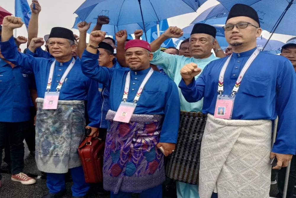 Mohd Khairuddin (tengah) bersama pencadang dan penyokong ketika penamaan calon di Kompleks Pentadbiran Kuala Nerus, di sini, Sabtu.