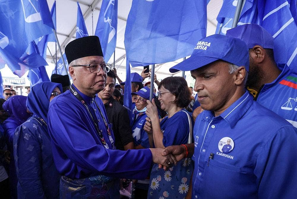 Ismail Sabri (kiri) bersalaman bersama penyokong Barisan Nasional (BN) pada hari penamaan calon PRU15 di Laman Kerayong hari ini. - Foto Bernama