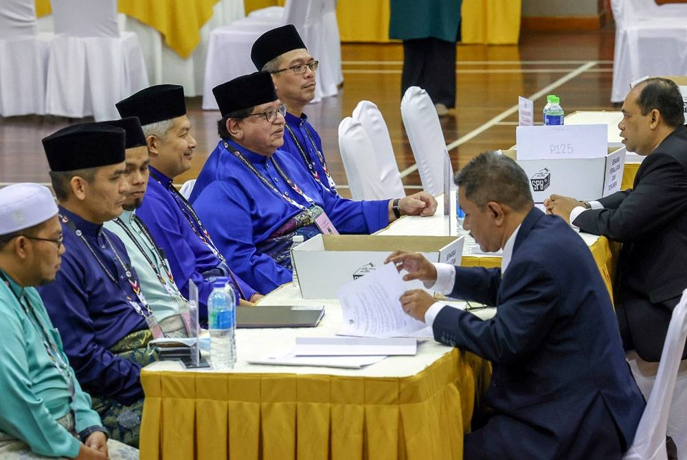 Tengku Adnan menyerahkan borang penamaan calon untuk bertanding bagi Parlimen Putrajaya pada PRU15. - Foto Bernama.