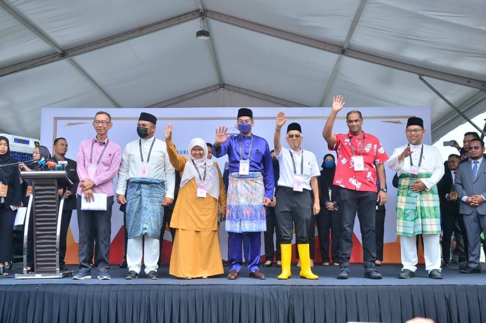 Calon-calon yang bertanding bagi kerusi Parlimen Sungai Buloh dari kiri Ahmad Jufliz Faiza; Mohd Akmal Mohd Yusoff; Nurhaslinda Basri; Khairy Jamaluddin; Syed Abdul Razak Syed Long Alsagof; Datuk R. Ramanan dan Mohd Ghazali Md Hamin.
