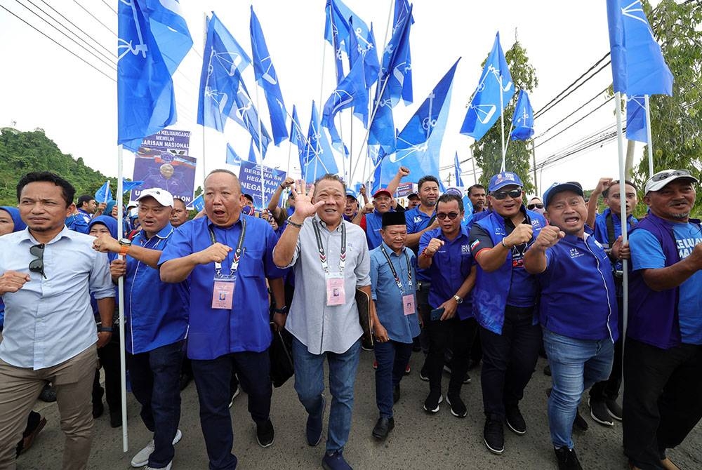 Calon Barisan Nasional (BN) Parlimen P187 Kinabatangan Datuk Seri Bung Moktar Radin (tengah) diiringi para penyokongnya menuju ke Pusat Penamaan Calon di Dewan Sri Lamag sempena Pilihan Raya Umum ke-15 (PRU15).
