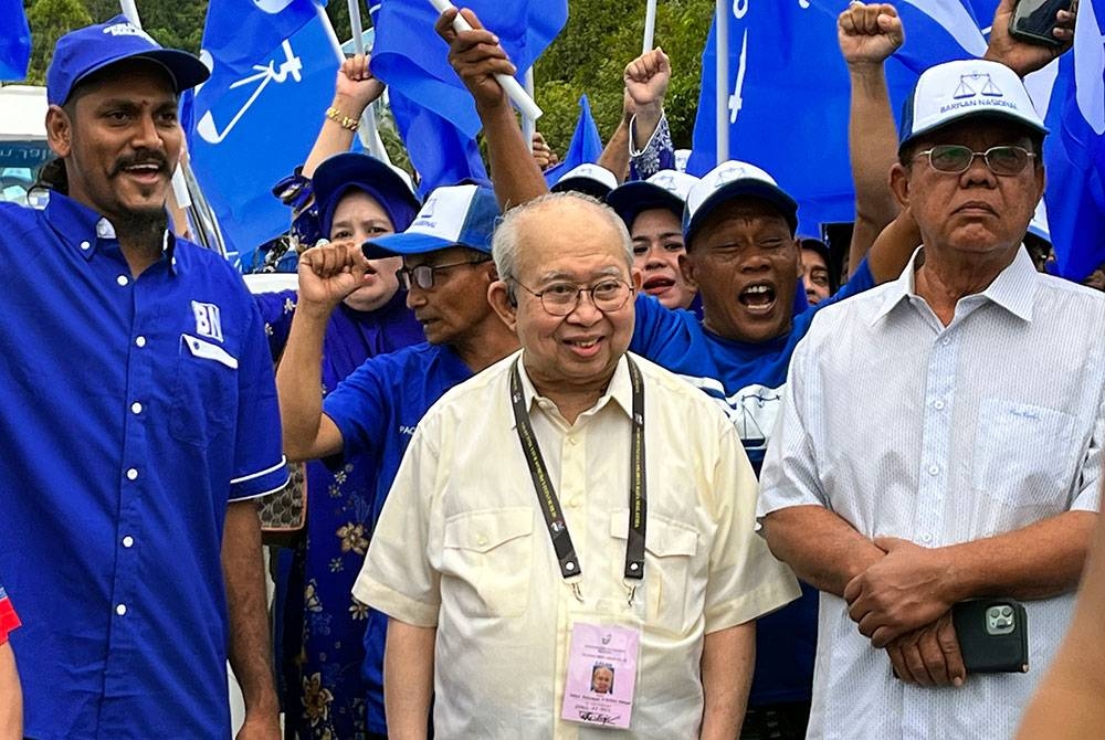 Calon Barisan Nasional (BN) bagi Parlimen P032 Gua Musang, Tengku Razaleigh Hamzah (tengah) bersama para penyokong hadir di Pusat Penamaan Calon di Pejabat Tanah Dan Jajahan Gua Musang sempena penamaan calon Pilihan Raya Umum ke-15 hari ini.