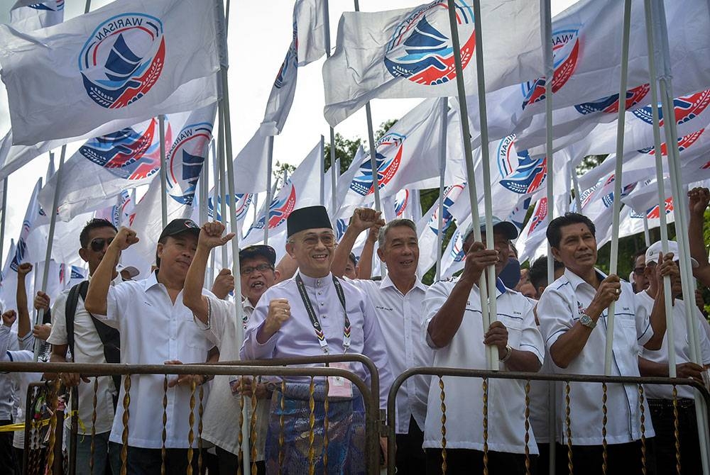 Calon Parti Warisan bagi Parlimen P.166 Labuan Datuk Rozman Isli (tiga, kiri) tiba di Pusat Penamaan Calon bersama para penyokong sempena Pilihan Raya Umum ke-15 (PRU15) di Dewan Sri Kedayan, Sekolah Rendah Kebangsaan Sungai Labu hari ini.