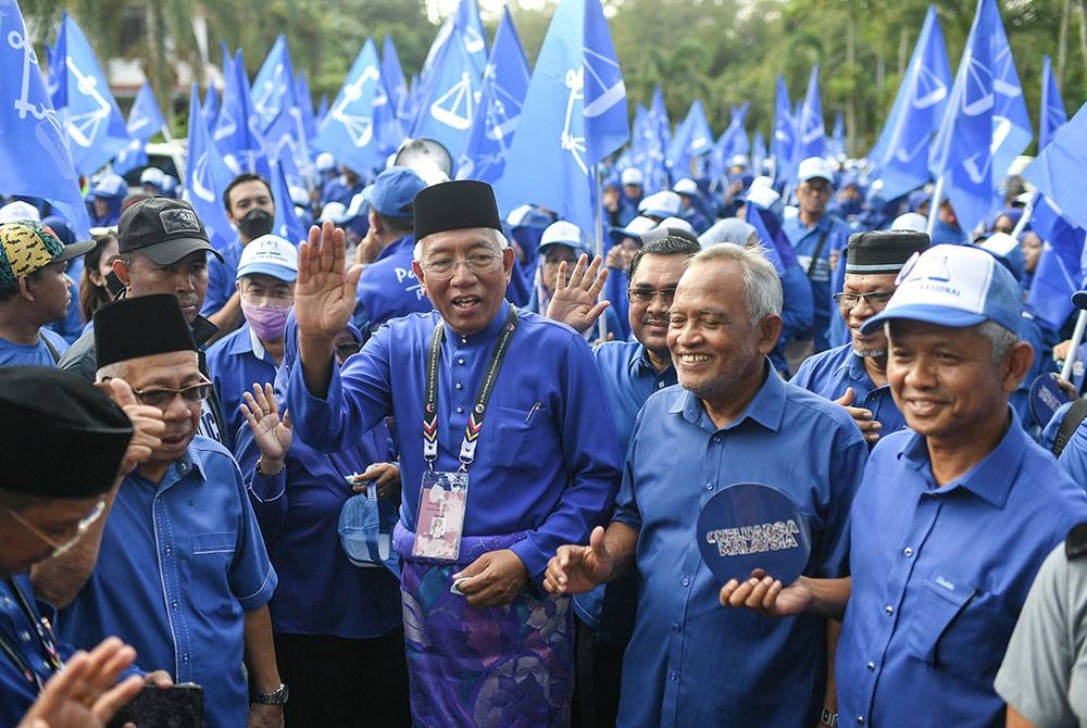 Calon Barisan Nasional (BN) bagi Parlimen P007 Padang Terap Datuk Seri Mahdzir Khalid tiba bersama para penyokongnya di Pusat Penamaan Calon, Pejabat Daerah dan Tanah Padang Terap hari ini.