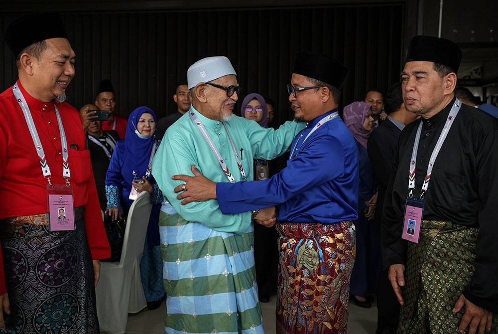 Calon Perikatan Nasional (PN) Tan Sri Abdul Hadi Awang (dua, kiri) bersama pesaingnya Jasmira Othman (dua, kanan) dari Barisan Nasional (BN) selepas pengumuman rasmi calon-calon Parlimen P037 Marang sempena Pilihan Raya Umum ke-15 (PRU15) di Pusat Penamaan Calon, Pejabat Daerah dan Tanah Marang hari ini.
