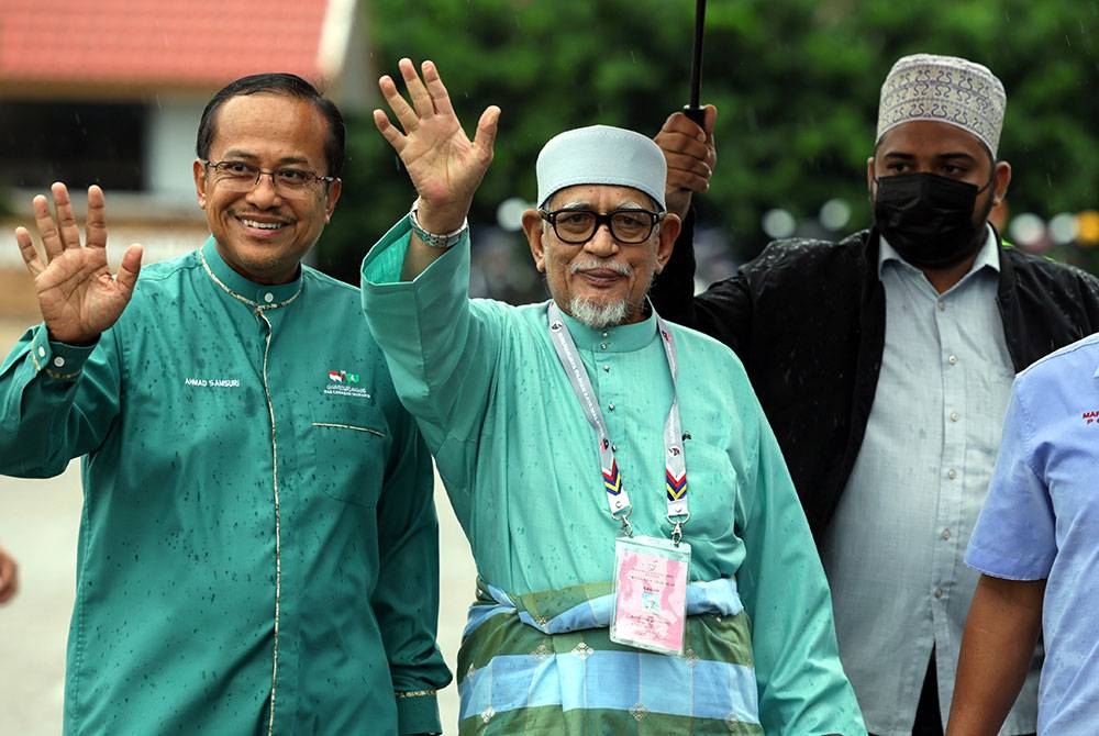 Calon Perikatan Nasional (PN) Tan Sri Abdul Hadi Awang (tengah) tiba di Pusat Penamaan Calon bagi Parlimen P037 Marang sempena Pilihan Raya Umum ke-15 (PRU15) di Pejabat Daerah dan Tanah Marang hari ini.
