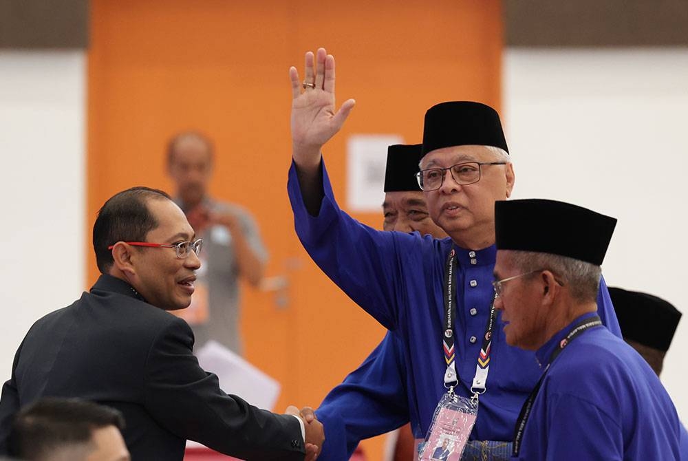 Perdana Menteri Datuk Seri Ismail Sabri Yaakob melambaikan tangan ke arah para penyokong sejurus selepas menghantar borang pencalonan pada hari penamaan calon Pilihan Raya Umum Ke-15 (PRU15) di Dewan Konvensyen Majlis Daerah Bera hari ini. 