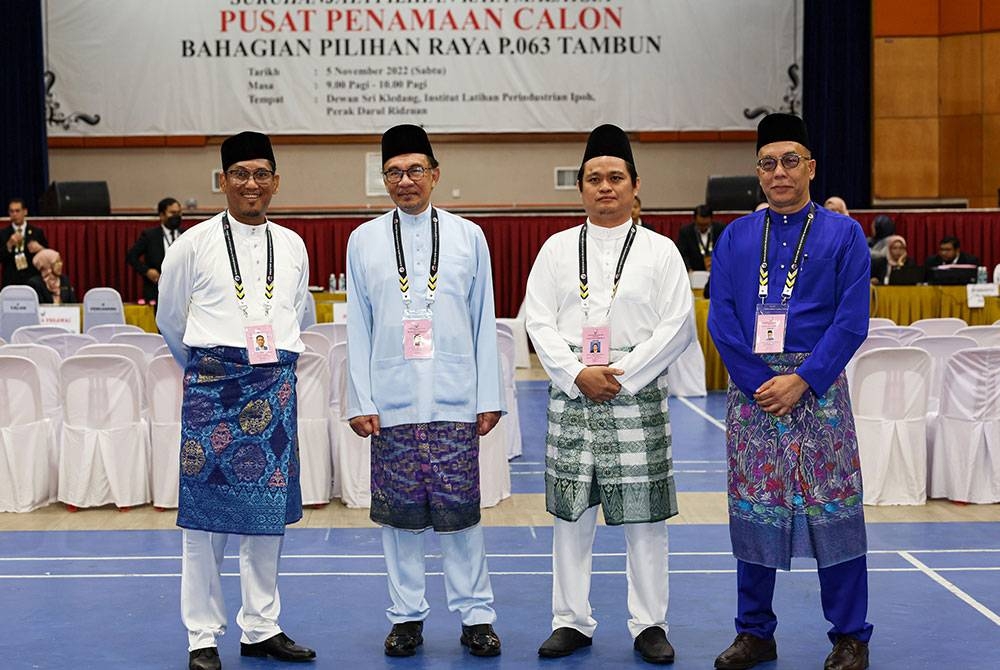 Calon Parlimen P.063 Tambun (dari kiri) Datuk Seri Ahmad Faizal Azumu (Perikatan Nasional), Datuk Seri Anwar Ibrahim (Pakatan Harapan), Abdul Rahim Tahir (Pejuang) dan Datuk Aminuddin Md Hanafiah (Barisan Nasional) bergambar bersama selepas pengumuman calon bagi Pilihan Raya Umum ke-15 di Dewan Sri Kledang Institut Latihan Perindustrian Meru hari ini.
