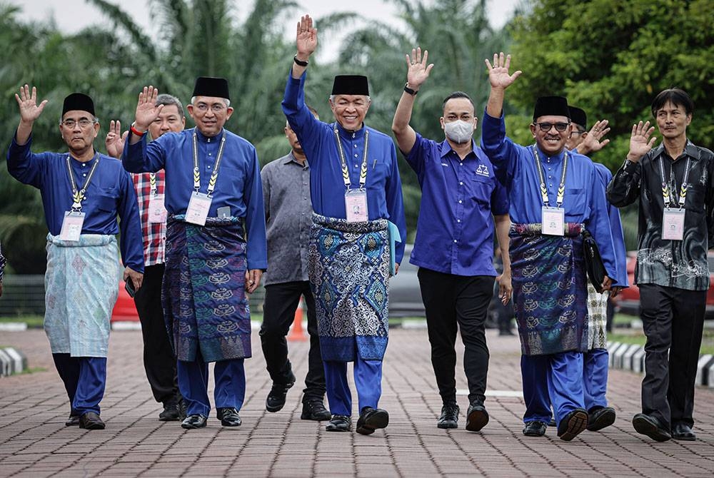 Pengerusi Barisan Nasional (BN) yang juga calon BN bagi Parlimen P075 Bagan Datuk Datuk Seri Dr Ahmad Zahid Hamidi (tiga, kiri) tiba pada hari penamaan calon Pilihan Raya Umum ke-15 (PRU15) di Dewan Gemilang Sekolah Menengah Sains Bagan Datoh hari ini.