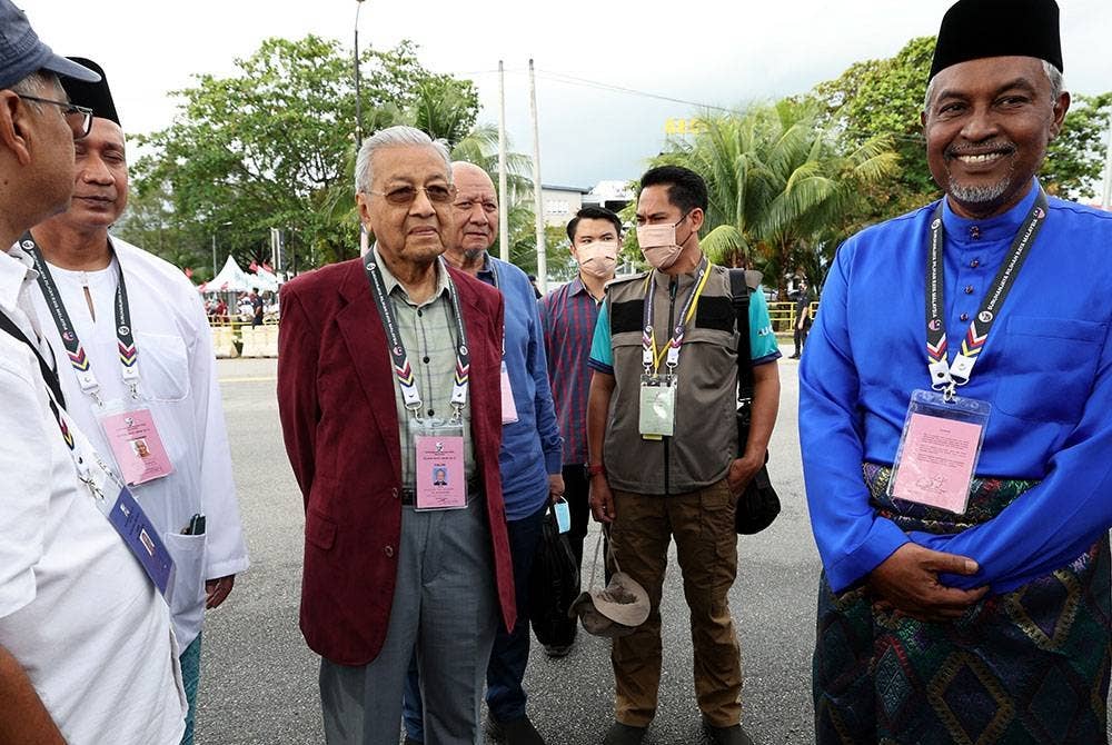 Calon Pejuang bagi Parlimen P004 Langkawi Tun Dr Mahathir Mohamad (tiga, kiri) dan calon Barisan Nasional (BN) Datuk Armishah Siraj hadir di Pusat Penamaan Calon di Pejabat Daerah dan Tanah Langkawi hari ini.
