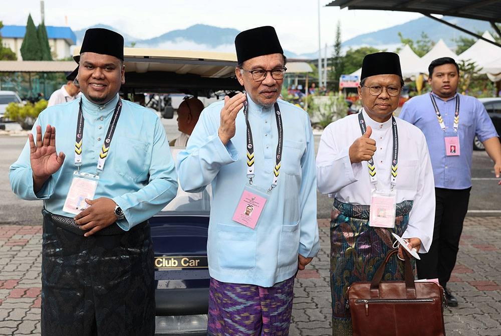 Calon Pakatan Harapan (PH) bagi Parlimen P063 Tambun Datuk Seri Anwar Ibrahim (tengah) tiba di Pusat Penamaan Calon sempena Pilihan Raya Umum ke-15 (PRU15) di Dewan Sri Kledang Institut Latihan Perindustrian Meru hari ini.