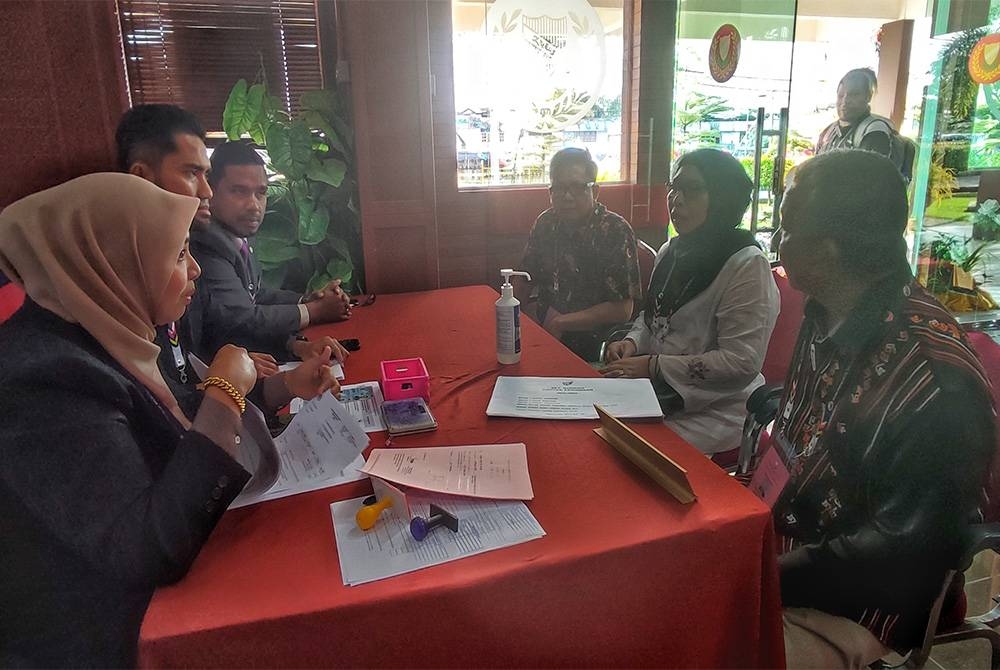 Noraini ketika hadir untuk penamaan calon di Pusat Penamaan Calon Pokok Sena di Pejabat Daerah dan Tanah Pokok Sena, di sini, pada Sabtu.