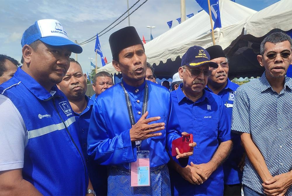 Noran Zamani (tengah) bersama Ketua UMNO Bahagian Pokok Sena, Datuk Said Ali Said Rastan bertemu penyokong selepas selesai sesi penamaan calon parlimen Pokok Sena.