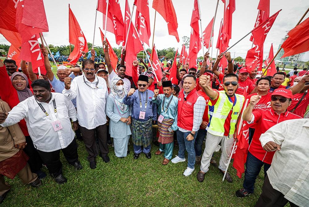 Calon Pakatan Harapan bagi Parlimen P.075 Bagan Datuk Datuk Seri Shamsul Iskandar Md Akin (tengah) bersama para penyokongnya selepas penamaan calon bagi Pilihan Raya Umum ke-15 di Dewan Gemilang Sekolah Menengah Sains Bagan Datoh hari ini.