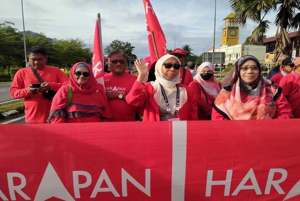Latipah (tengah) ketika tiba di Pusat Penamaan Calon Parlimen Sik pada Sabtu
