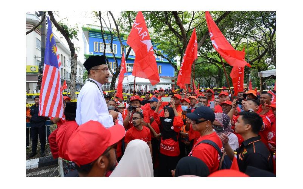 Azli berkesempatan bertemu para penyokongnya yang hadir pada sesi penamaan calon Parlimen Shah Alam.