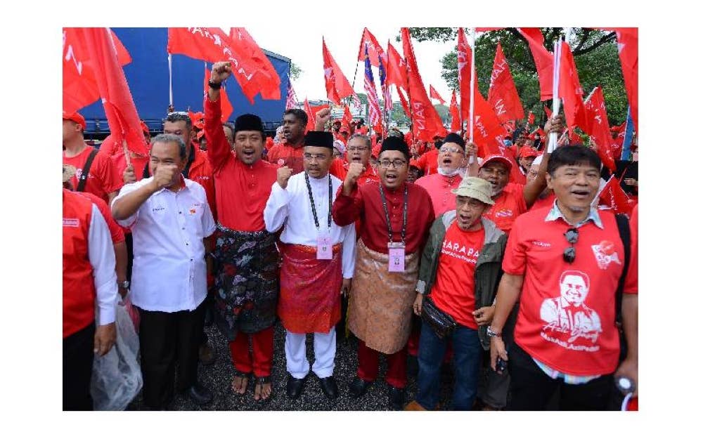 Laungan dan sorakan ahli parti yang memberi semangat kepada Azli.