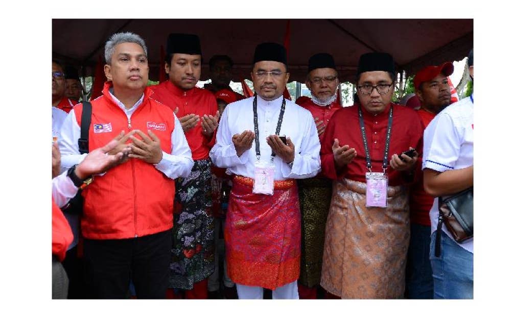 Calon Amanah bagi Parlimen Shah Alam, Azli Yusoff turut mengaminkan doa yang dibacakan ketika sesi penamaan calon Parlimen Shah Alam pada Sabtu.