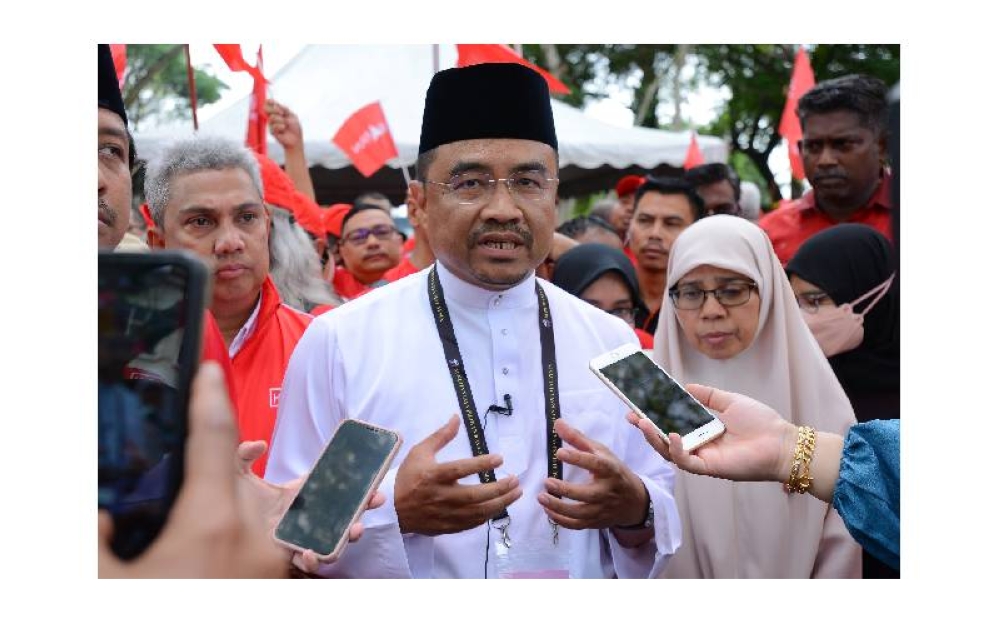 Azli ketika ditemu bual oleh media.