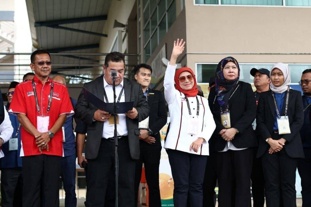 Nancy (tengah) ketika diumumkan calon bagi Parlimen Santubong mewakili GPS.