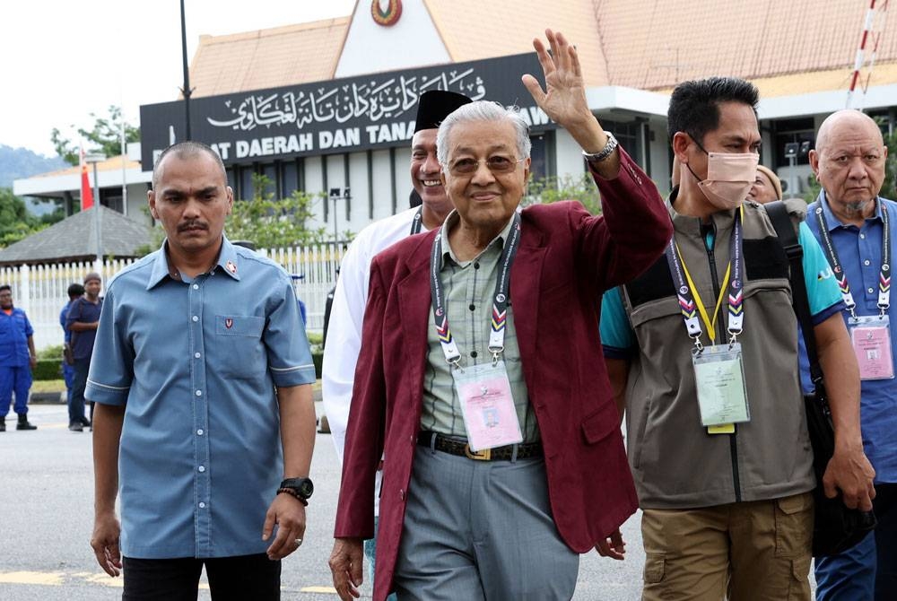 Presiden Pejuang, Tun Dr Mahathir Mohamad akan mempertahankan kerusi Parlimen Langkawi selepas tamat proses penamaan calon pada Sabtu. - Foto Bernama