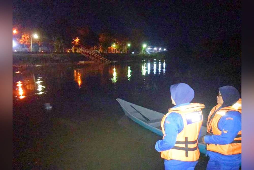 Anggota APM sedang membuat pemantauan apabila paras air Sungai Golok di Rantau Panjang sudah mencecah 8.10 meter. - Foto Ihsan APM