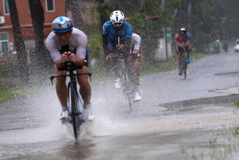 Peserta Ironman Malaysia terpaksa mengharungi cabaran getir ketika disiplin berbasikal apabila banyak laluan dinaiki air berikutan hujan lebat. - Foto Bernama