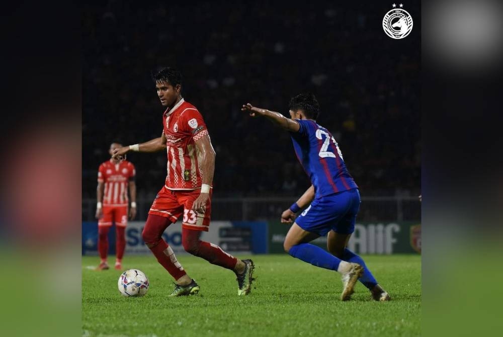 Abdul Latif Suhaimi (kiri) mengawal bola daripada dirampas pemain JDT pada aksi pusingan suku akhir pertama Piala Malaysia di Stadium Sultan Muhammad IV, Kota Bharu pada Sabtu. - Foto Ihsan Kelantan FC