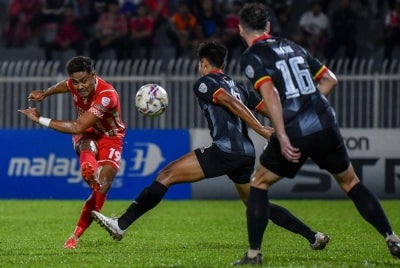 Pemain Kelantan FC, Nurshamil Abd Ghani (kiri) antara peledak sandaran TRW dalam kempen Piala Malaysia musim ini.