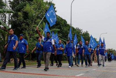 Para penyokong BN yang membawa sepanduk parti mula berarak menuju ke Pusat Penamaan Calon Parlimen P107 Sungai Buloh sempena PRU15 hari ini. Foto Bernama