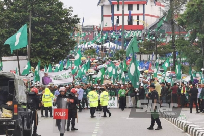 Calon Pas yang berkumpul di pekarangan Pejabat Daerah dan Tanah Marang pada pagi Sabtu.