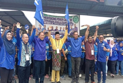 Adnan (empat) diraikan oleh penyokongnya.