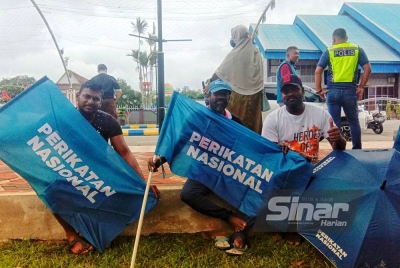 Ragu (kanan) bersama Ravi (kiri) dan Jayakumar hadir memberikan sokongan kepada PN.