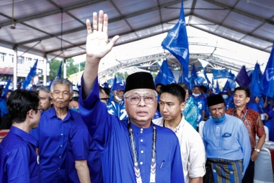 Ismail Sabri melambaikan tangan kepada pengamal media pada hari penamaan calon PRU15 di Laman Kerayong hari ini. - Foto Bernama