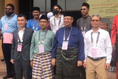 Tai Song (kiri), Zuraidi (dua kanan) Saifuddin (tengah) dan Mohamad (kiri) masing-masing berentap untuk merebut kerusi Indera Mahkota.