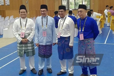 Empat calon Parlimen Tambun, dari kiri Abdul Rahim Tahir (GTA), Datuk Seri Anwar Ibrahim (PH), Datuk Seri Ahmad Faizal Azumu (PN) dan Datuk Aminuddin Md Hanafiah (BN) bergambar bersama selepas selesai menghantar borang pencalonan di Pusat Penamaan Calon di Institut Latihan Perindustrian Ipoh.