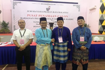 Dari kiri; Mohd Akhiri, Akmal Nasrullah, Johan Arifin dan Mohd Mohtah selepas diumumkan secara rasmi sebagai calon di kerusi Parlimen Johor Bahru di Dewan JKR Larkin, Johor Bahru pada Sabtu.