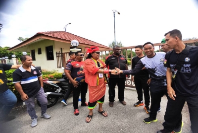 Abdul Rani bersalam dengan masyarakat Port Dickson yang ingin bergmabar dengannnya