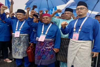 Mohd Khairuddin (tengah) bersama pencadang dan penyokong ketika penamaan calon di Kompleks Pentadbiran Kuala Nerus, di sini, Sabtu.