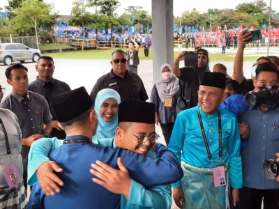 Amirudin dan Mohamed Azmin saling berpelukan ketika bertemu di Pusat Penamaan Calon bagi Parlimen Gombak di Dewan SMK Sungai Pusu pada Sabtu. 
