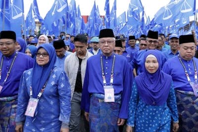 Ismail Sabri bersama isterinya, Datin Seri Muhaini Zainal Abidin berarak ke pusat penamaan calon bagi PRU15 di Dewan Konvensyen Majlis Daerah Bera hari ini. - Foto Bernama