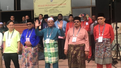 Andansura (tengah) menyifatkan semua calon ada peluang sama rata untuk menang dalam perebutan kerusi N12 Berserah pada PRU15.